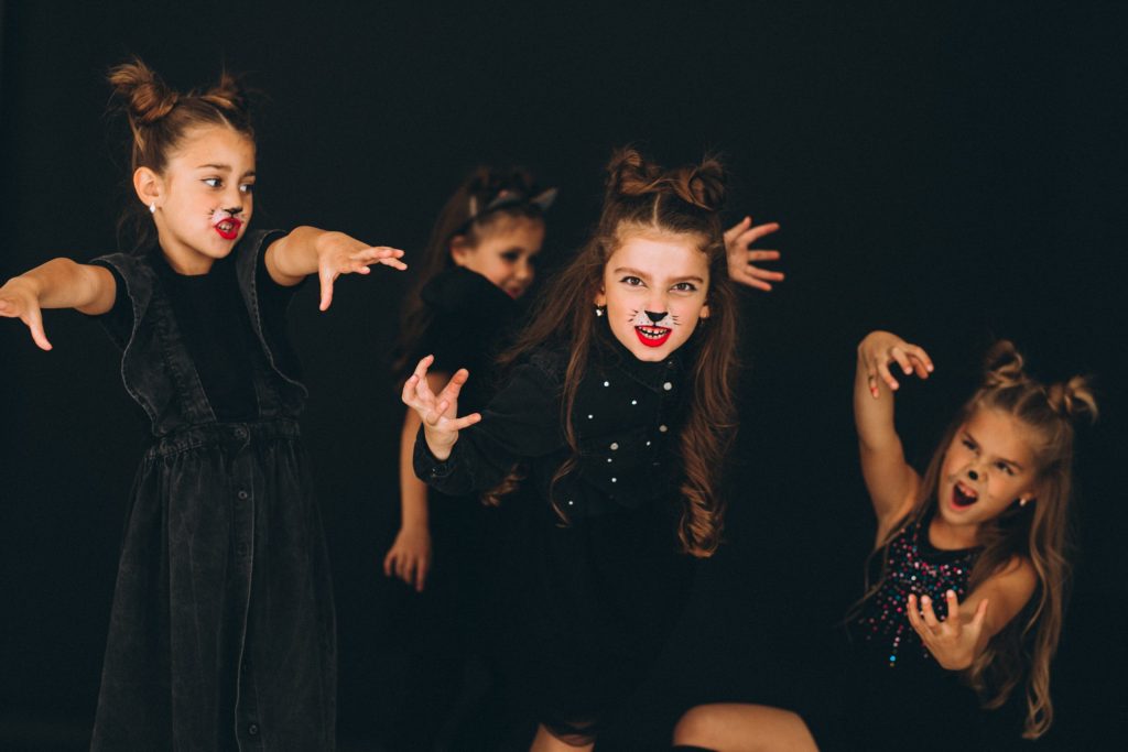 grupo de chicas vestidas con disfraces de halloween en studio