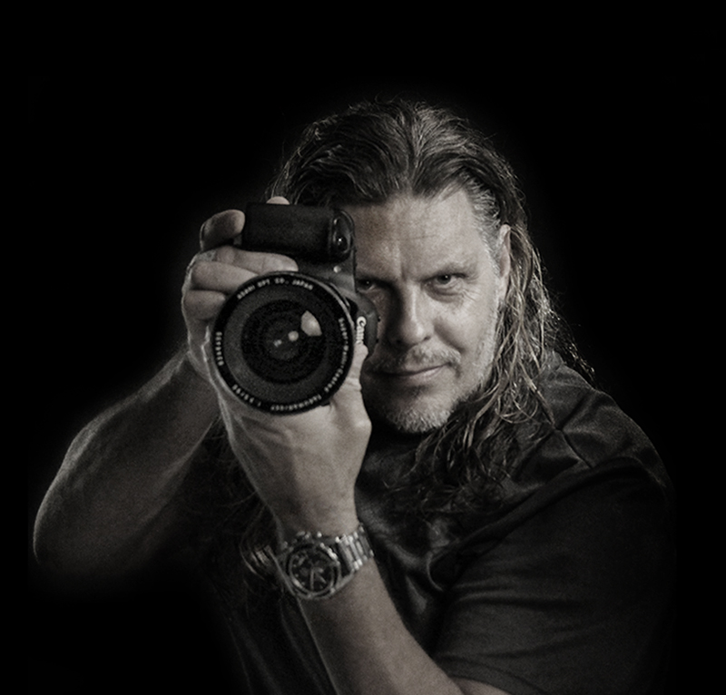 Fotógrafo con cámara en mano.