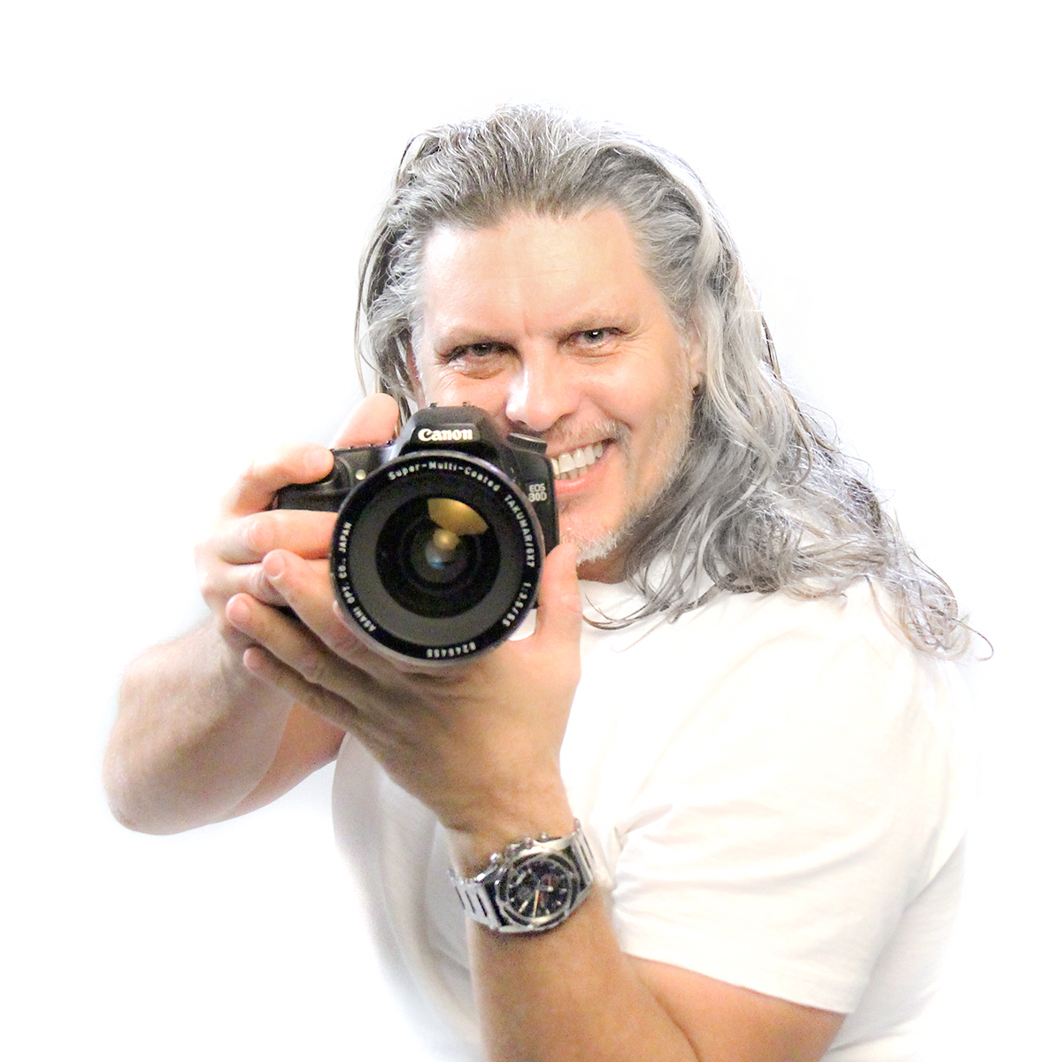 Fotógrafo con cámara en mano.