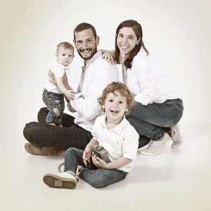 Familia posando en un estudio fotográfico.