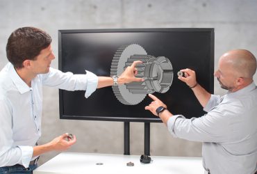 Retrato de dos ingenieros mostrando el funcionamiento de una pieza en Tenerife por Daniel Hubscher