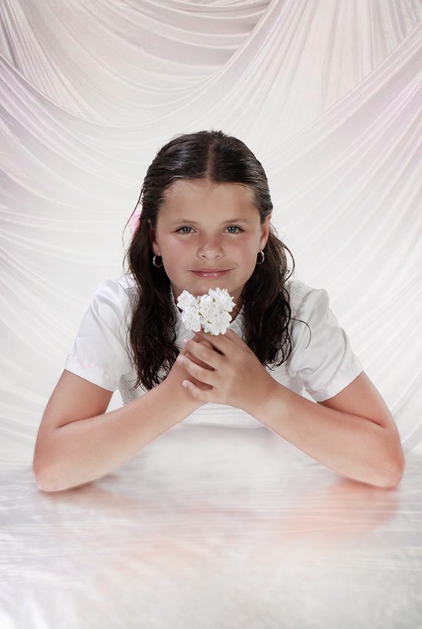 Retrato de niña de primera comunión en estudio con fondo blanco, fotografía de comuniones en Tenerife.
